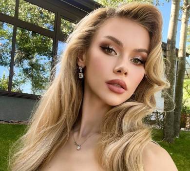 Міс Україна Всесвіт Апанасенко попозувала в акваріумі з квітами. ФОТО