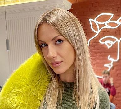 Нікітюк приміряла коси до пояса та губи на пів лиця. ФОТО 