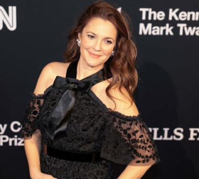 Дрю Беррімор у мереживному максі оголила плечі на хіднику премії. ФОТО