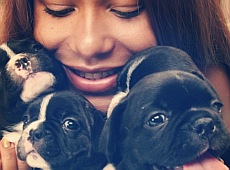 Загадкова Гайтана в Instagram постить папугу, песиків та себе у соняхах. ФОТО