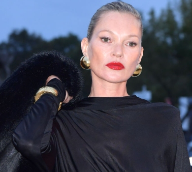 Кейт Мосс у обтислій мінісукні похизувалася фігуркою в Парижі