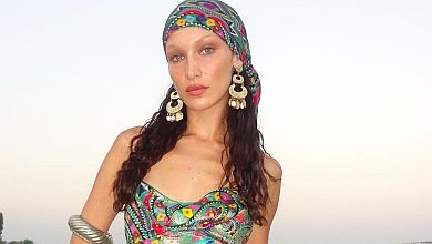 Хадід у мереживній білизні та панчішках покрутилася перед камерою