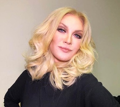 Повалій у кашкеті прогулялася коло моря. ВІДЕО 