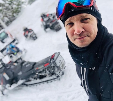 У критичному стані: зірка Месників Джеремі Реннер потрапив до лікарні після нещасного випадку