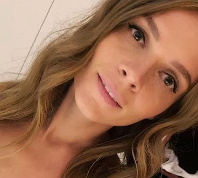 Богиня берега: дружина Дорна в купальнику попозувала на тлі океану