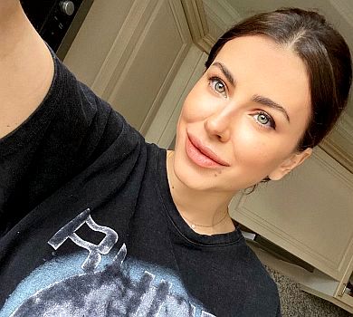 Лорак влаштувала дефіле в різних вбраннях і посвітила животом у TikTok