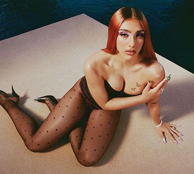 Руда бестія: 24-річна донька Мадонни посвітила пишними грудьми для глянцю