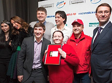 Європа Плюс вручила золотий злиток пенсіонерці