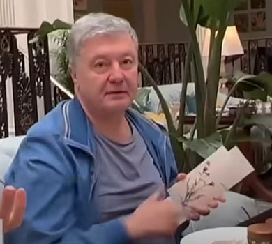 Порошенка з родиною заскочили у лондонському готелі: у результаті конфлікту постраждав ніготь. ВІДЕО