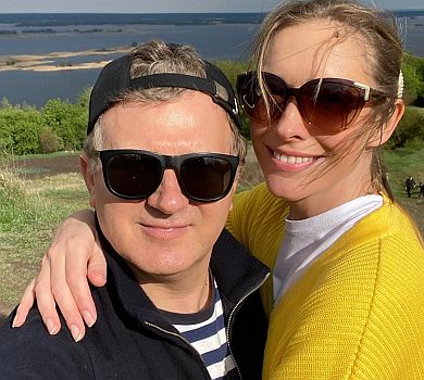 Осадча посвітила ніжками у мінішортах на сімейному пікніку під Києвом