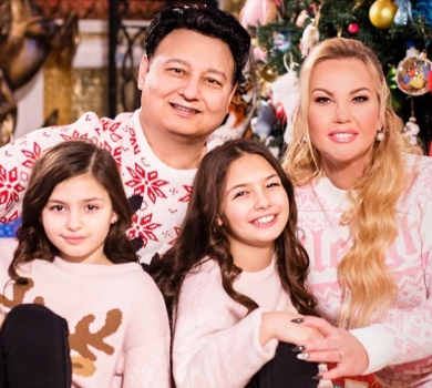 Хочу ще побути молодою мамою: Камалія привітала донечок із 9-річчям