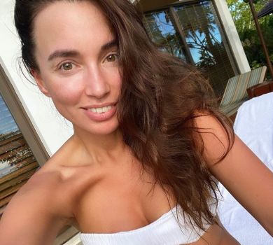 Дружина депутата Арістова посвітила рельєфним пресом на Занзібарі. ФОТО