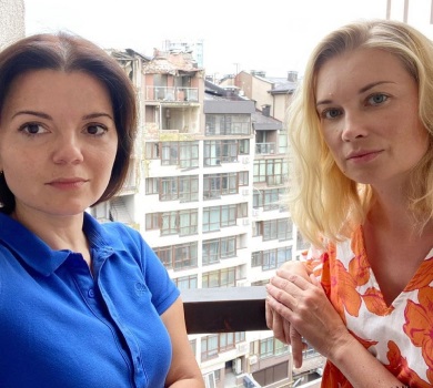 На тлі зруйнованого ЖК: Падалко і Таран зустрілися вперше за час війни