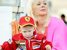 Червоненко прокатив 1,5-річного сина на передньому сидінні авто