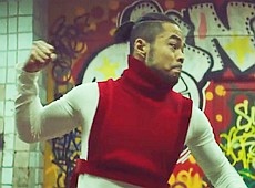 Monatik у новому кліпі показав кунг-фу-танці у стилі 90-х  