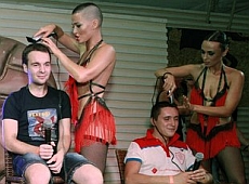 Лиса Астаф’єва у червоній бахромі стала перукаркою 