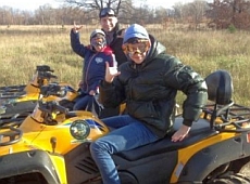 Кличко з дітьми помісив багно на квадроциклах. ФОТО