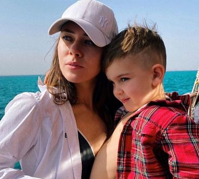 Саніна в купальнику попозувала на човні та показала ніжності з сином 