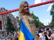 Камалія у стразах та пір'ї розважила геїв Амстердама. ВІДЕО