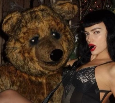 Бракує балалайки: Шейк еротично попозувала на колінах ведмедя Купера