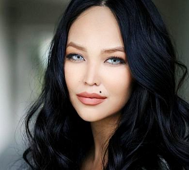 Молода жінка Цекала показала трохи циці та подружніх пестощів