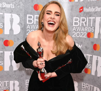 Адель на BRIT Awards вигуляла оксамитове міні від української дизайнерки 