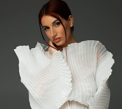 Емеральд із новонародженою дочкою виписали з пологового. ФОТО