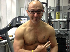 Кернес показав голий торс, кохану і Гепу на дупі