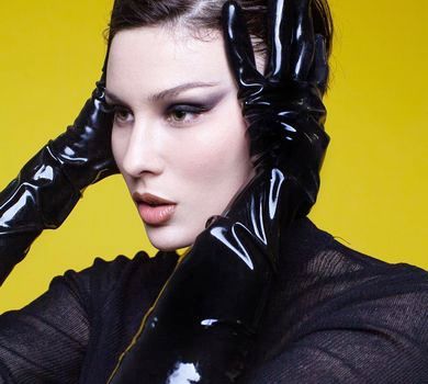 Латекс лишила вдома: MARUV у Дубаї вигуляла спортивні шльопки та купальник у квіточки