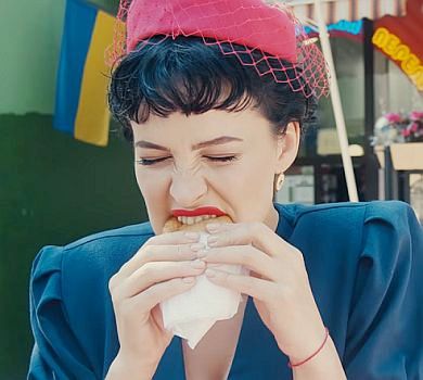 Як Астаф’єва у ретро-стилі в Київську перепічку вгризалася. ВІДЕО 