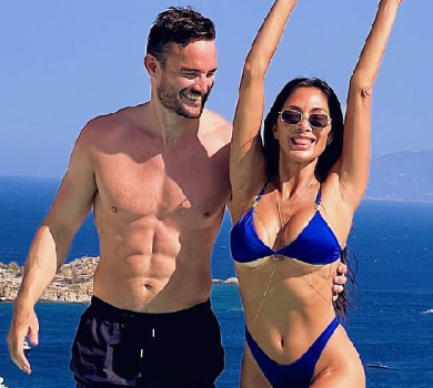 Ніколь Шерзінгер у тісному бікіні попозувала з голоторсим нареченим на Міконосі