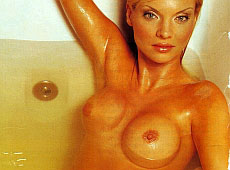 Окунська: він міг мене брати у під'їзді, підвалі, ліфті, на столі...