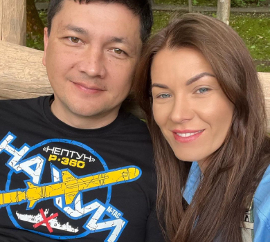 Кім з Патроном на грудях привітав зі святами сімейним фото з сином і дружиною