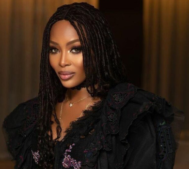 Наомі Кемпбелл у мерехтливих панчохах показала форми на подіумі в Лондоні. ФОТО