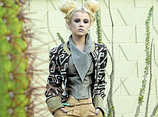 Міці Ньютон наставили роги