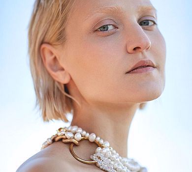 Білоброва Кекелія в перлах попозувала для глянцю