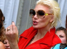 Вольнова у Шоколадному будинку та Альонова у шапці Білик