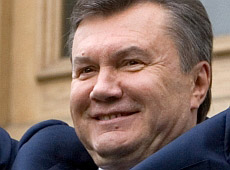 Янукович обожнює вибирати сало і одягає дружину у дьюті-фрі 