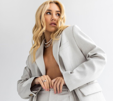 Піца без тіста і танці без музики: Квіткова у жакеті на голе тіло розповіла про свої дивакуваті штуки