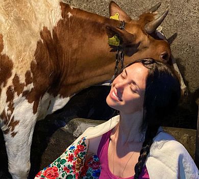 НеАнгел Віка у селі повчила, як доїти корівку. ВІДЕО  