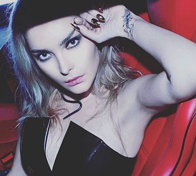 Пристрасна Онопка оголила стегно в сукні Барських