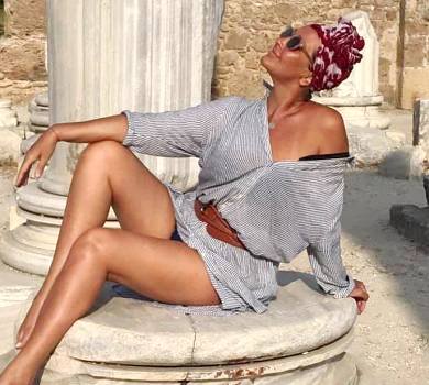 48-річна Єгорова в купальнику вразила стрибком у турецький басейн. ВІДЕО 