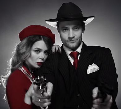 Озброєна Гросу в новому кліпі покохалася в ретроавтівці 