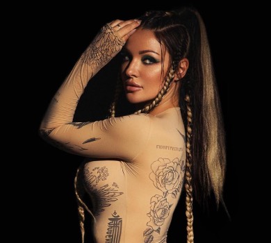 Продовжую закохуватися: Яма привітав дружину із днем народження подарунком для попочки