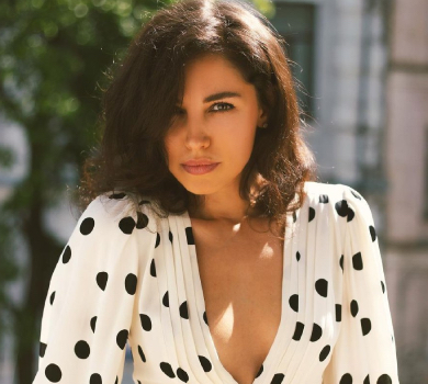 Богдан в ультраміні повигиналася на сонячному балконі. ФОТО