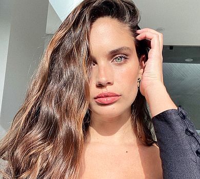 Янгол Victoria's Secret розповіла, що страждає від депресії та видирає власне волосся