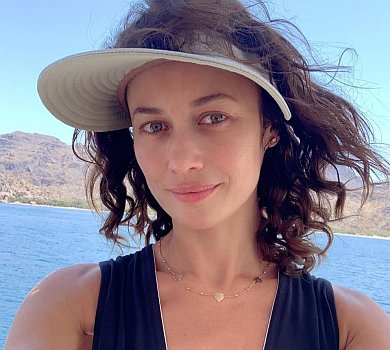 Куриленко в жовтому бікіні попозувала під душем на тлі океану 