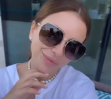 Лорак у бікіні похвалилася пресом та харчами в дубайському басейні 