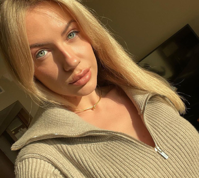 Нікітюк на чорно-білому фото посвітила бюстгальтером з-під шуби