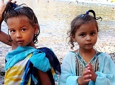 Камалія показала пустощі доньок з татом та бабусею. ФОТО. ВІДЕО